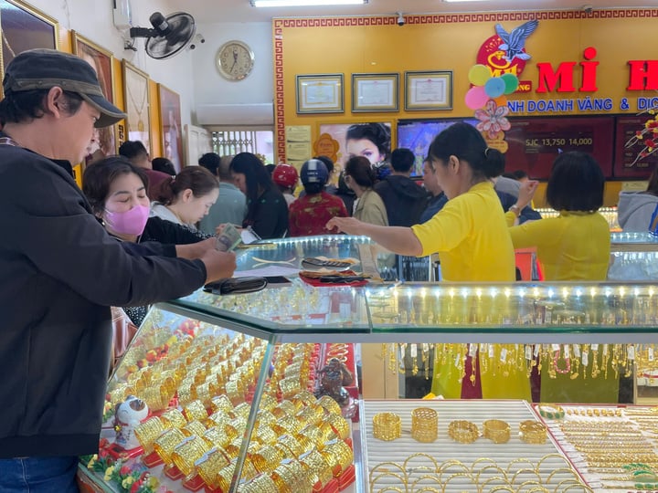 Kh&aacute;ch đ&ocirc;ng nghẹt, tiệm v&agrave;ng l&acirc;u đời tại TP.HCM giới hạn b&aacute;n mỗi người 5 chỉ- Ảnh 1.