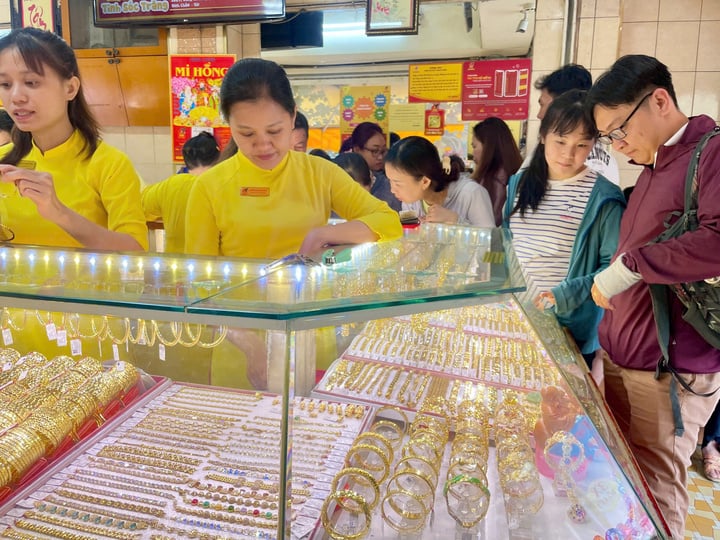 Kh&aacute;ch đ&ocirc;ng nghẹt, tiệm v&agrave;ng l&acirc;u đời tại TP.HCM giới hạn b&aacute;n mỗi người 5 chỉ- Ảnh 2.