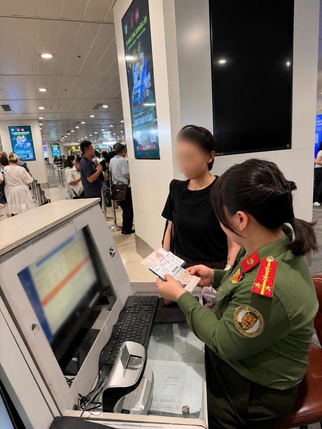 Nhiều ng&agrave;y trước, một h&agrave;nh kh&aacute;ch mang quốc tịch Trung Quốc bị chặn lại ở cửa khẩu s&acirc;n bay Nội B&agrave;i- Ảnh 1.