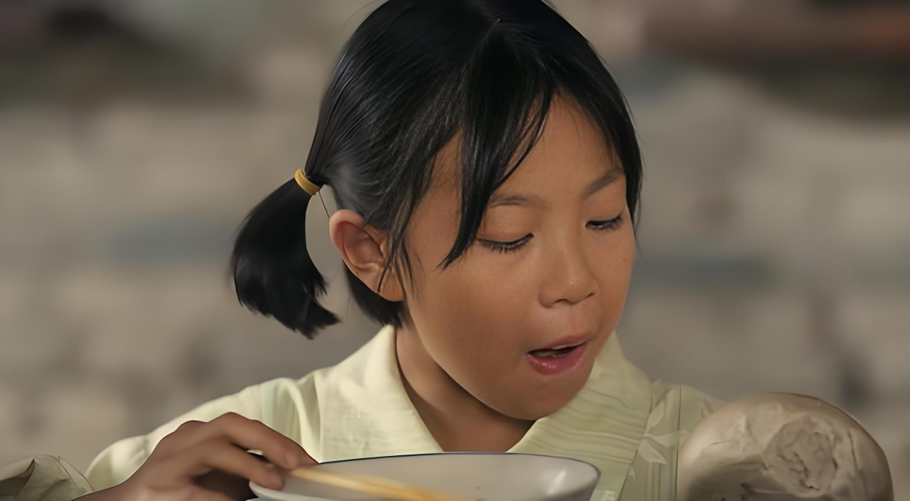 B&eacute; g&aacute;i 13 tuổi nhặt được sợi d&acirc;y chuyền v&agrave;ng mang đến đồn cảnh s&aacute;t, người mất đồ định cảm ơn nhưng &aacute;nh mắt chợt dừng ở đ&ocirc;i ch&acirc;n em- Ảnh 3.