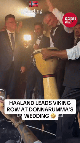 "Th&aacute;nh meme" Haaland đ&uacute;ng l&agrave; h&agrave;i, Viking ở World Cup chưa đủ, đi ăn cưới cũng l&agrave;m nhạc trưởng g&otilde; trống ch&egrave;o thuyền- Ảnh 3.