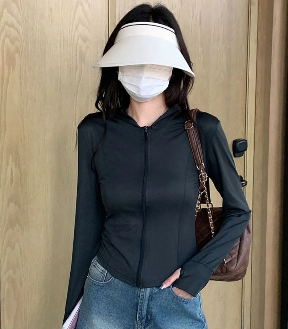 Mặc quần áo màu gì có khả năng chống nắng tốt nhất? Chuyên gia: "Không phải màu đen"- Ảnh 1.