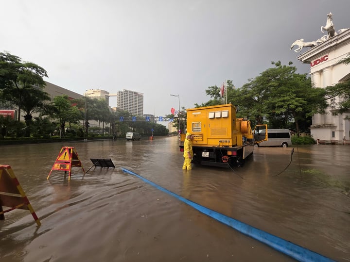 H&agrave; Nội l&yacute; giải nguy&ecirc;n nh&acirc;n ngập cục bộ tr&ecirc;n đường V&otilde; Ch&iacute; C&ocirc;ng sau trận mưa lớn- Ảnh 1.