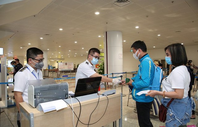 Nhiều ng&agrave;y trước, một h&agrave;nh kh&aacute;ch mang quốc tịch Trung Quốc bị chặn lại ở cửa khẩu s&acirc;n bay Nội B&agrave;i- Ảnh 3.