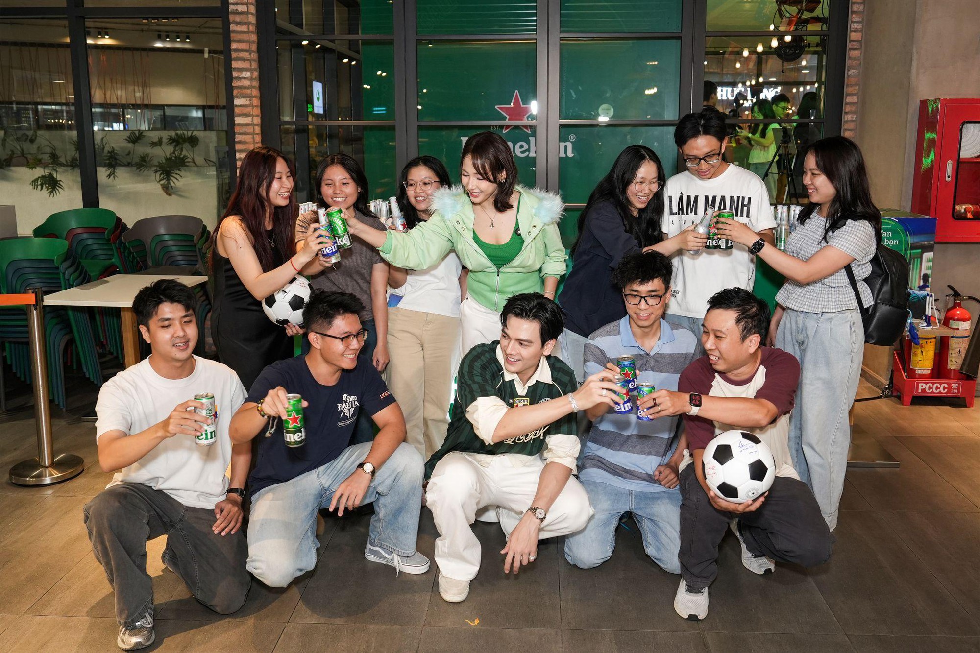 Heineken FanStation &ldquo;đổ bộ&rdquo; VNG Campus: Khi văn ph&ograve;ng ho&aacute; &ldquo;s&acirc;n nh&agrave;&rdquo; - nơi fan c&ugrave;ng đam m&ecirc; mở kết nối th&agrave;nh bạn - Ảnh 2.