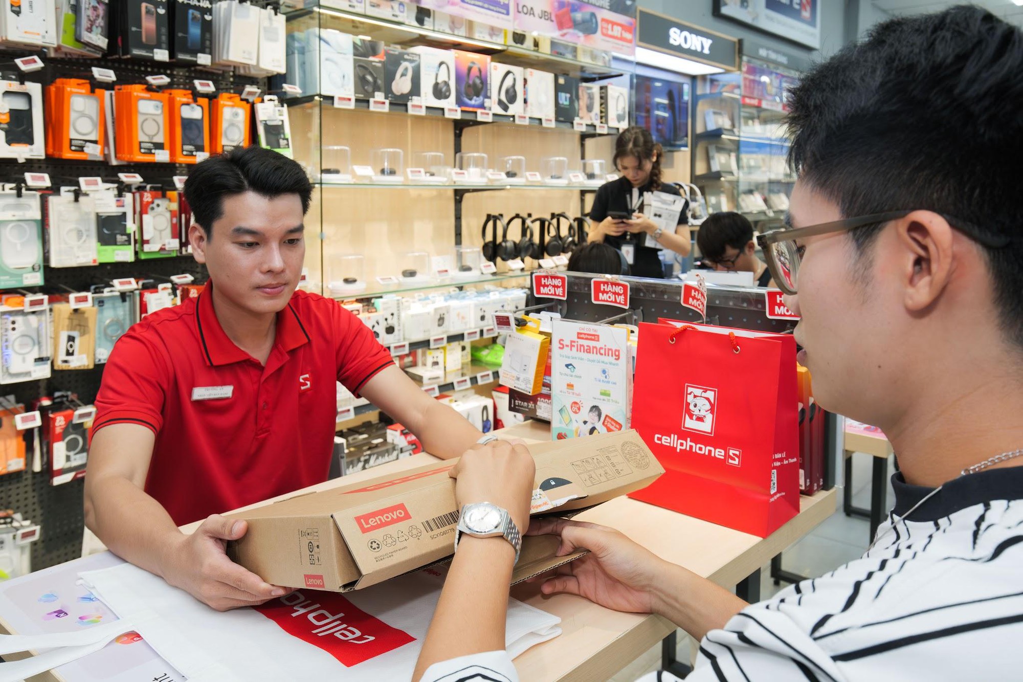 CellphoneS trao tặng laptop tiếp sức thủ khoa, á khoa THPT bước vào giảng đường - Ảnh 4.