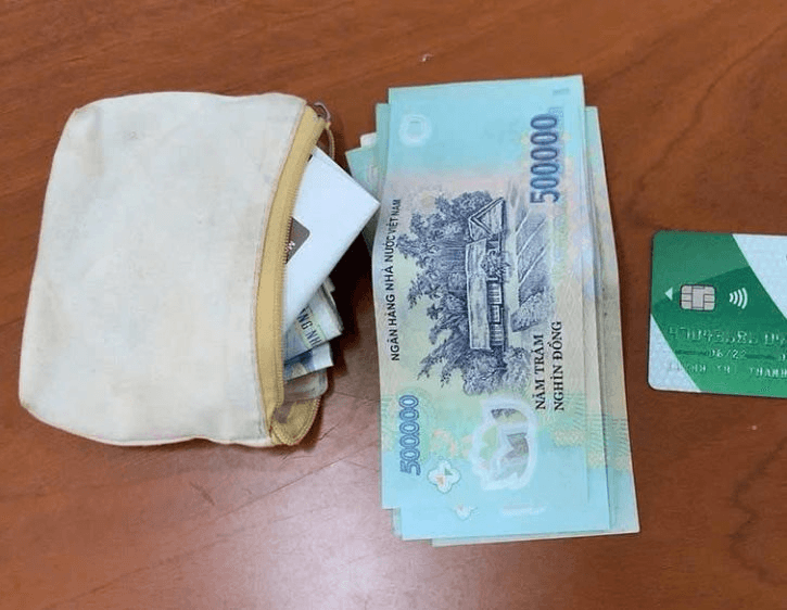 Ph&aacute;t hiện chiếc v&iacute; chứa xấp tiền mệnh gi&aacute; 500.000 đồng v&agrave; 1 thẻ ng&acirc;n h&agrave;ng tại 1 qu&aacute;n c&agrave; ph&ecirc;: C&ocirc;ng an lập tức v&agrave;o cuộc x&aacute;c minh- Ảnh 1.