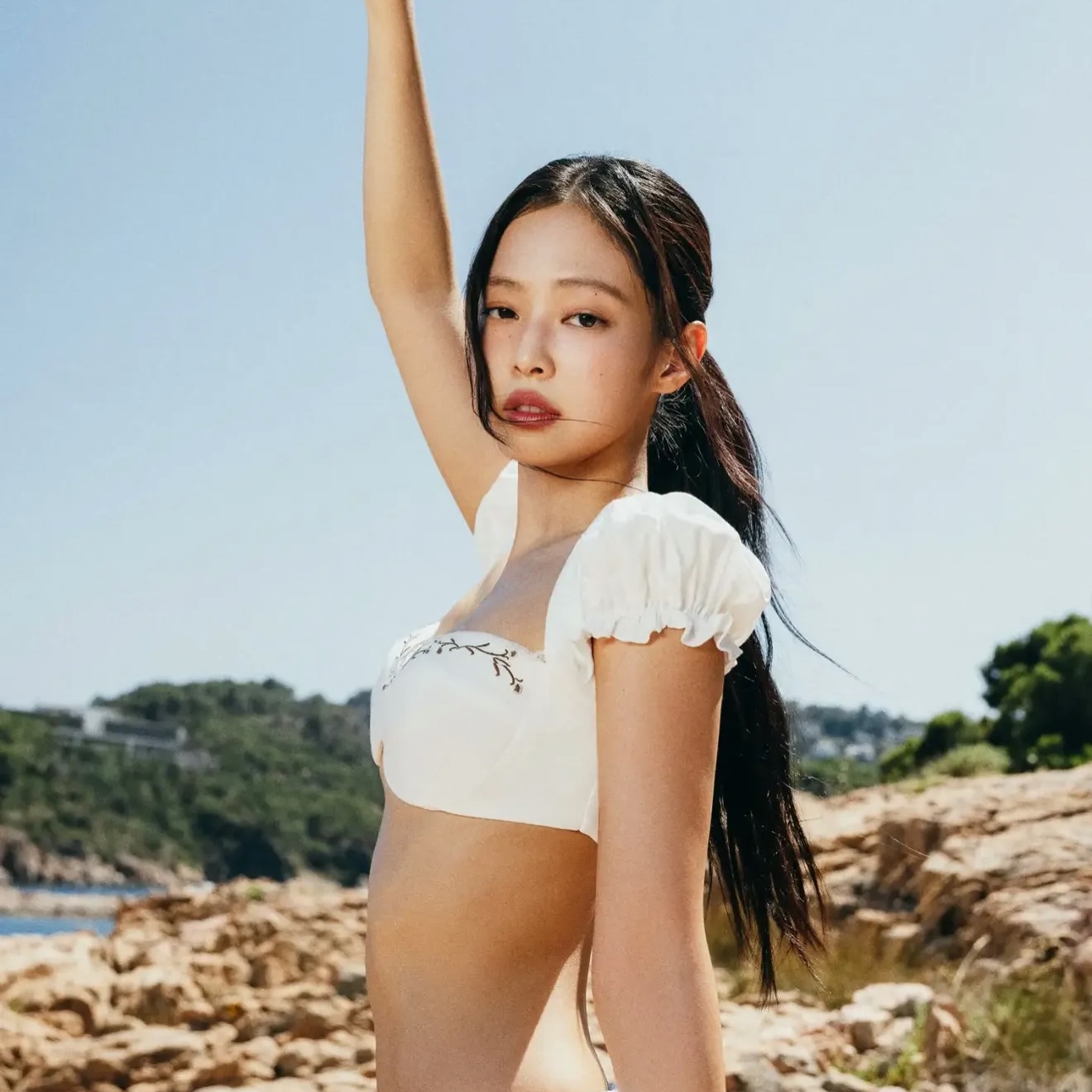 Jennie diện 2 thiết kế của 1 local brand Việt trong MV mới, s&aacute;nh ngang Chanel - The Row- Ảnh 4.