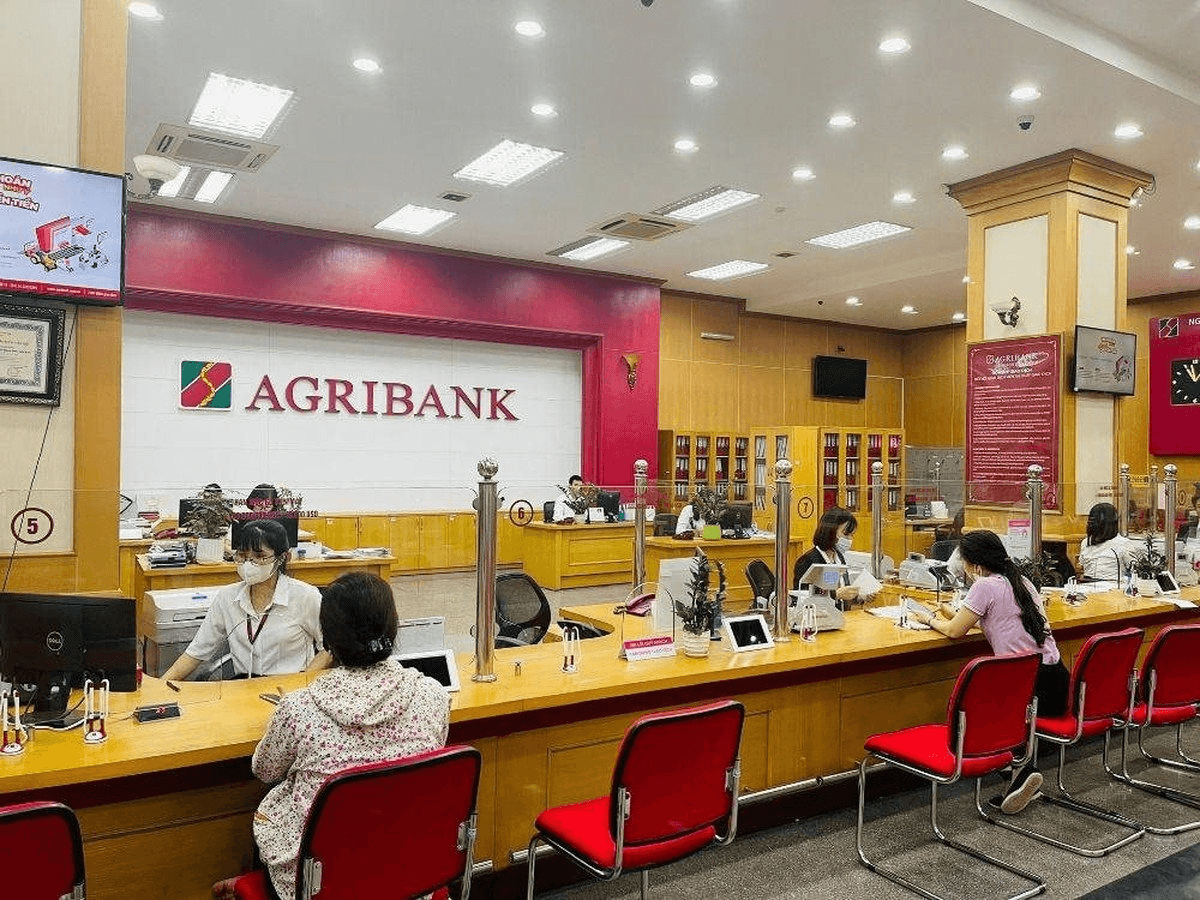 Kh&aacute;ch mang sổ đỏ đến ng&acirc;n h&agrave;ng vay 100 triệu đồng để chuyển đi: C&aacute;n bộ Agribank trao đổi với c&ocirc;ng an, kịp thời chặn giao dịch- Ảnh 1.