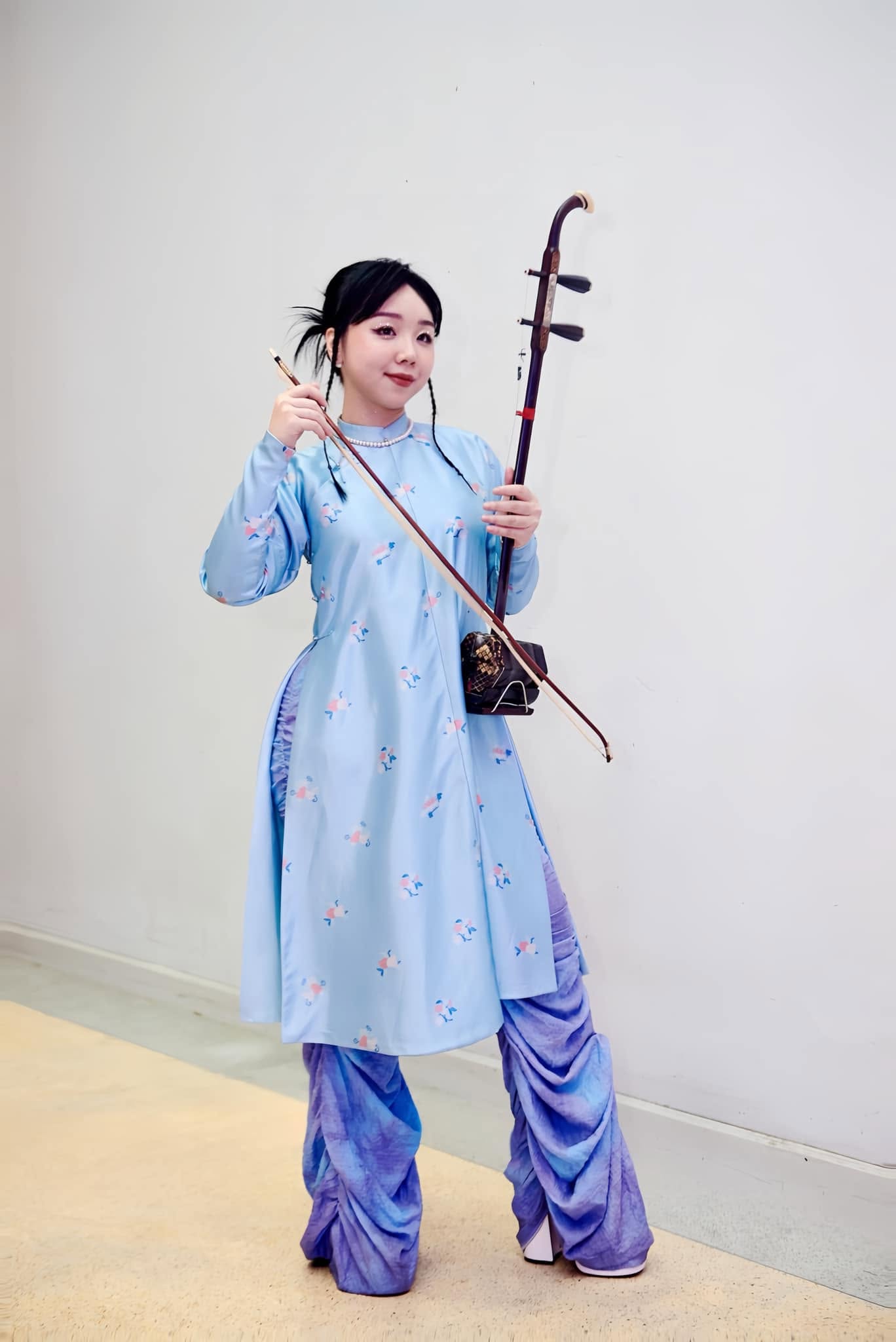 Con g&aacute;i nguy&ecirc;n Trưởng đo&agrave;n ca nhạc Nh&agrave; h&aacute;t B&ocirc;ng Sen g&acirc;y sốt sau cảnh k&eacute;o đ&agrave;n c&ograve; tr&ecirc;n s&oacute;ng Tinh H&agrave; Say Hi - Ảnh 4.