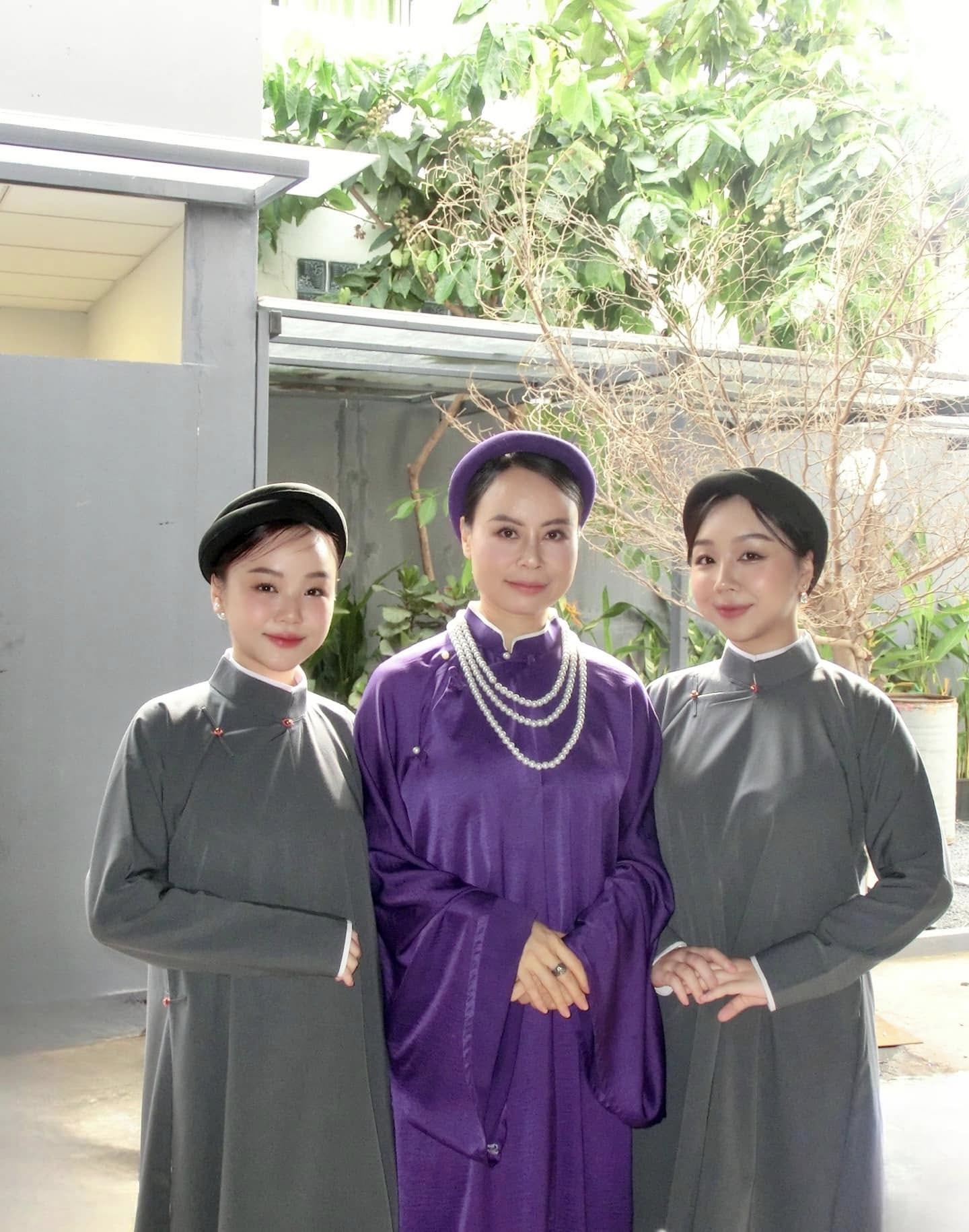 Con g&aacute;i nguy&ecirc;n Trưởng đo&agrave;n ca nhạc Nh&agrave; h&aacute;t B&ocirc;ng Sen g&acirc;y sốt sau cảnh k&eacute;o đ&agrave;n c&ograve; tr&ecirc;n s&oacute;ng Tinh H&agrave; Say Hi - Ảnh 5.