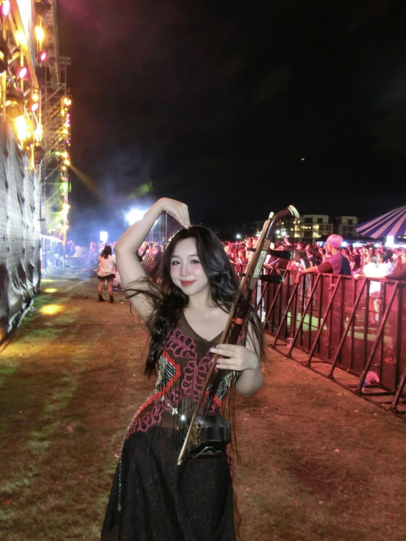 Con g&aacute;i nguy&ecirc;n Trưởng đo&agrave;n ca nhạc Nh&agrave; h&aacute;t B&ocirc;ng Sen g&acirc;y sốt sau cảnh k&eacute;o đ&agrave;n c&ograve; tr&ecirc;n s&oacute;ng Tinh H&agrave; Say Hi - Ảnh 10.