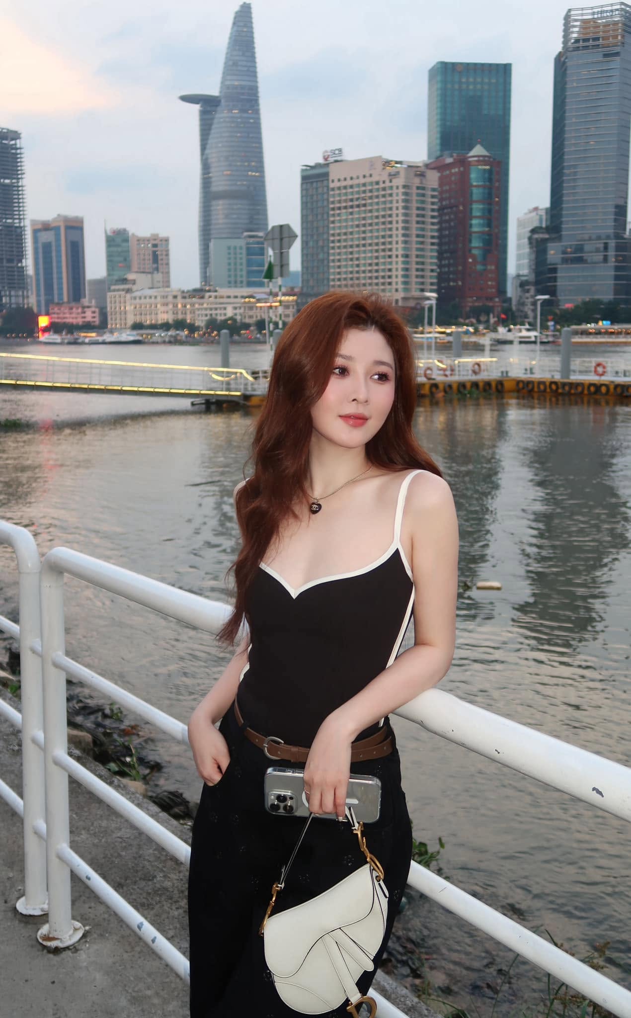 Một Anh trai say hi c&ocirc;ng khai đang hẹn h&ograve; với diễn vi&ecirc;n hơn 3 tuổi- Ảnh 8.