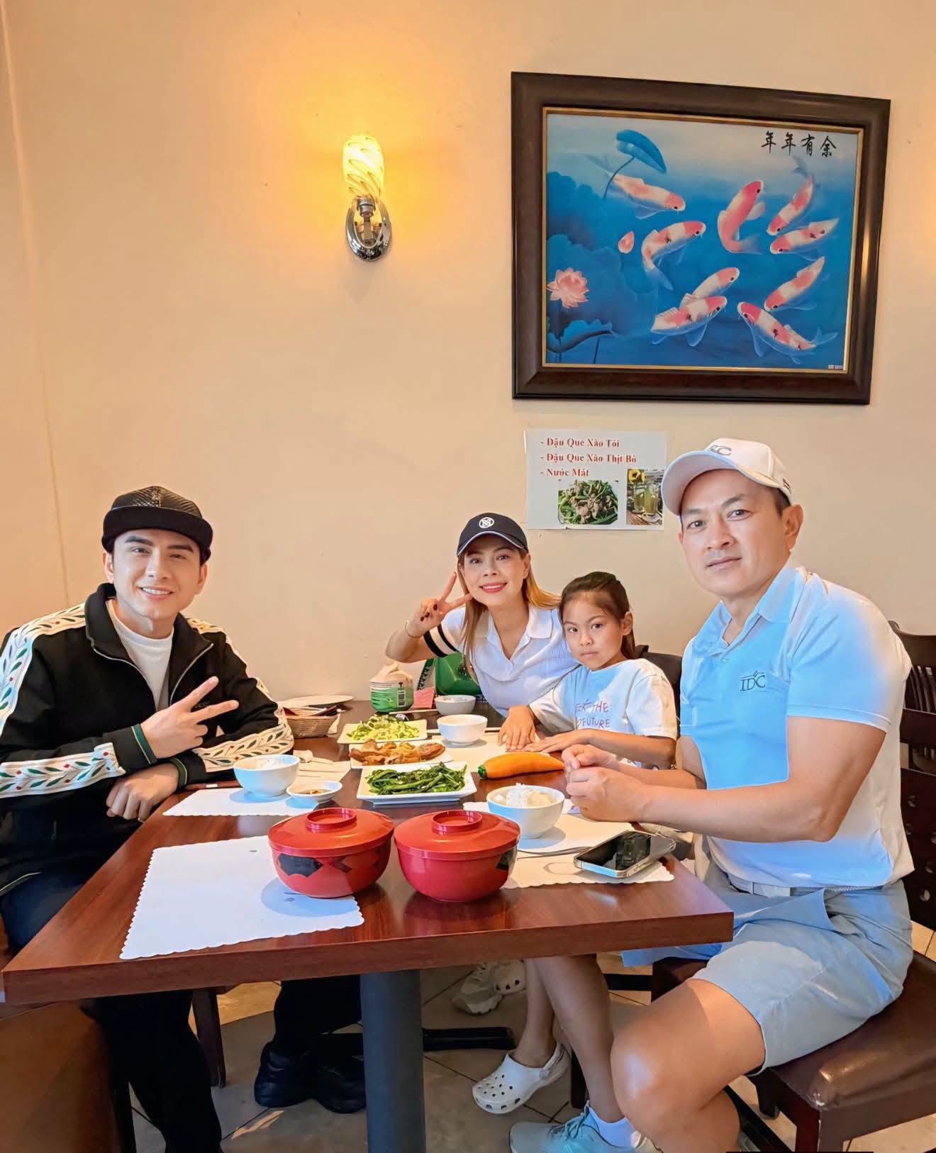 Hai ca sĩ Việt đ&igrave;nh đ&aacute;m kh&ocirc;ng phải vợ chồng vẫn gọi nhau l&agrave; "bố-mẹ" suốt 30 năm- Ảnh 1.