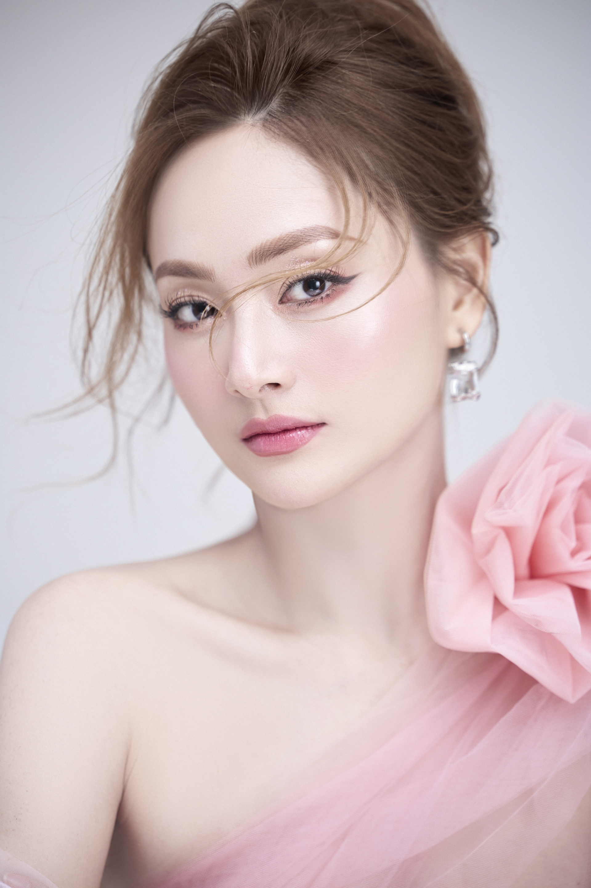 Mỹ nh&acirc;n khiến Trấn Th&agrave;nh phải quỳ gối xin lỗi v&igrave; diễn đỉnh: Đ&atilde; kh&ugrave;ng th&igrave; kh&ocirc;ng ai cản nổi, t&agrave;i năng chạm đỉnh Vbiz- Ảnh 1.