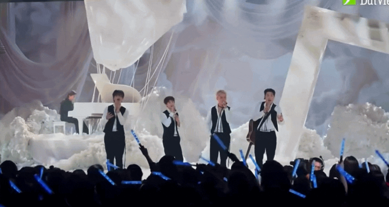 Tinh H&agrave; Say Hi vững phong độ, nhạc hay s&acirc;n khấu đẹp kh&aacute;c g&igrave; show h&agrave;ng tuần Kpop- Ảnh 1.