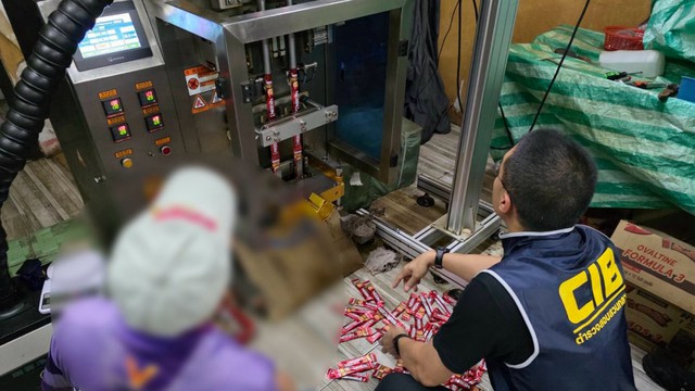Đột kích 2 căn nhà, công an phát hiện đường dây sản xuất ca cao, nước xả vải và cà phê giả, tịch thu hơn 220.000 sản phẩm- Ảnh 2.
