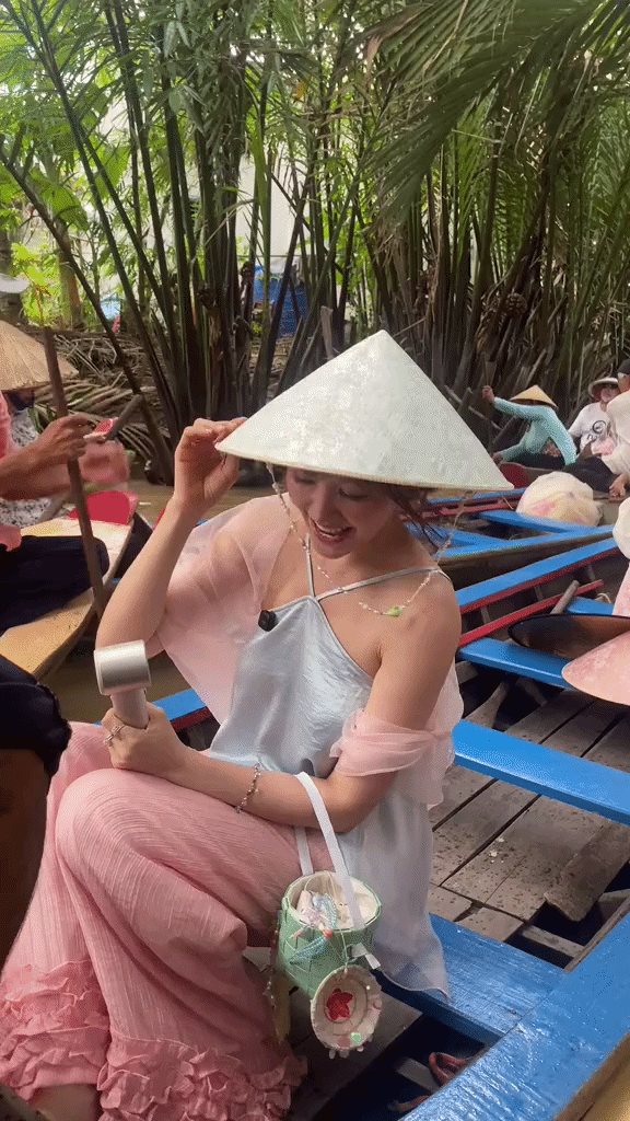 Người phụ nữ khiến Trấn Th&agrave;nh m&ecirc; mẩn gần 10 năm: Gương mặt ngọt ng&agrave;o, gu thời trang U45 vẫn cứ cuốn - Ảnh 2.