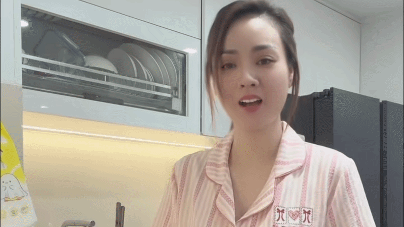 Vợ C&ocirc;ng L&yacute; kh&oacute;c sưng mắt- Ảnh 1.