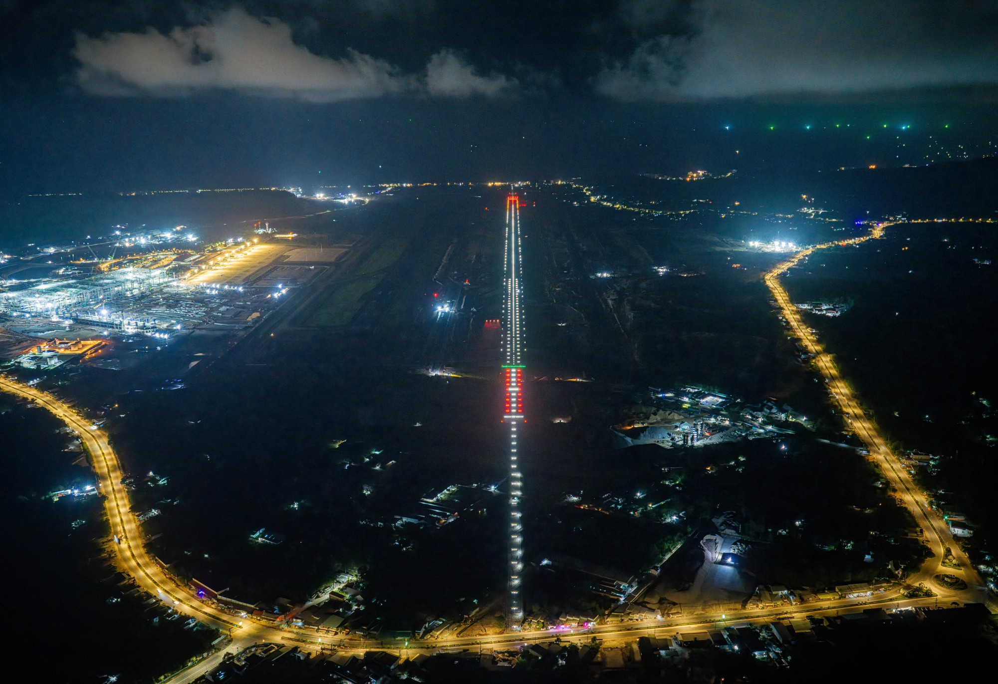 Chưa từng có: 1.500 đèn hiệu thắp sáng công trình dài 3.300m vừa hoàn thành “thần tốc” tại Phú Quốc- Ảnh 1.
