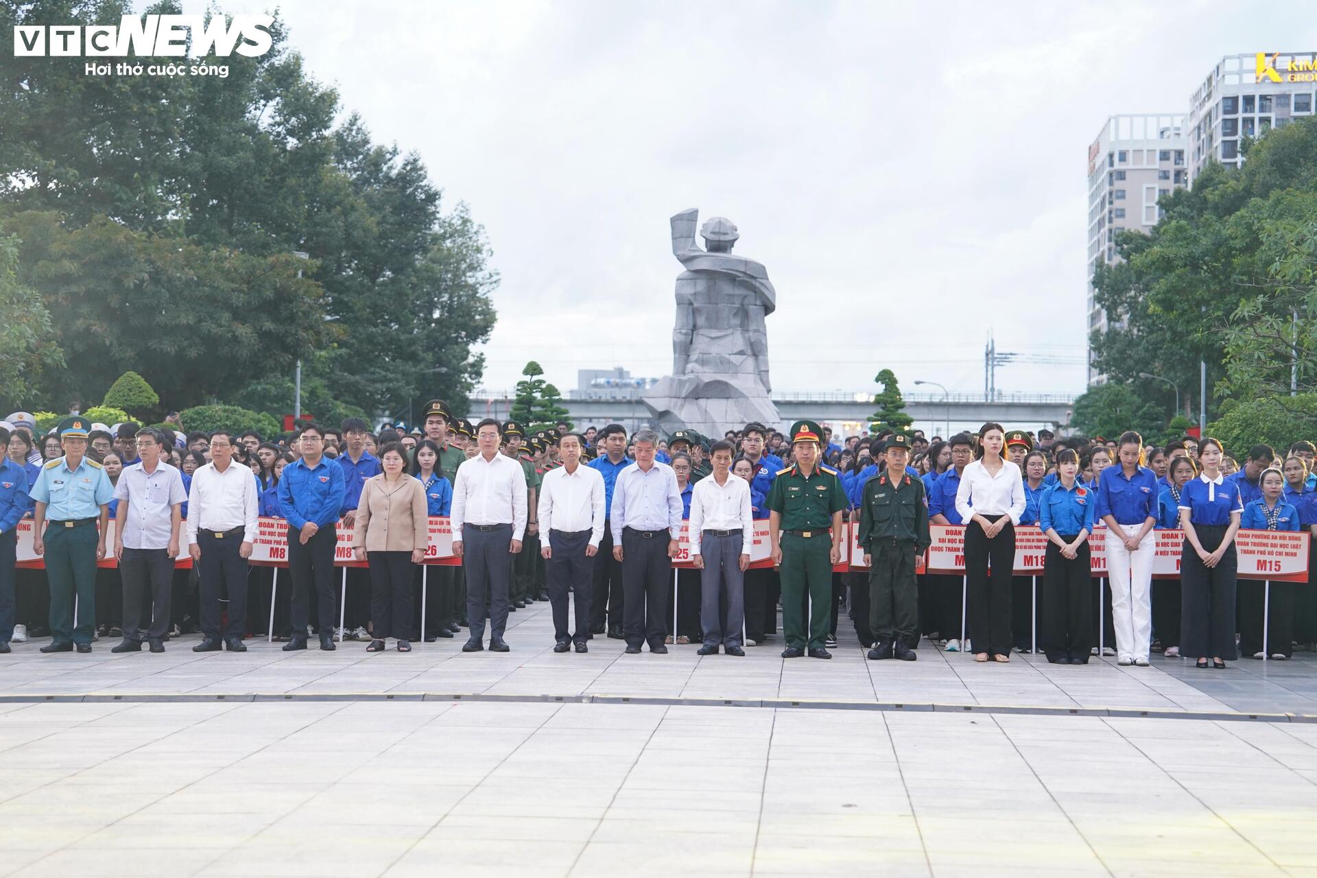 X&uacute;c động h&igrave;nh ảnh ngh&igrave;n người thắp nến tri &acirc;n c&aacute;c Anh h&ugrave;ng liệt sĩ tại TP.HCM- Ảnh 1.