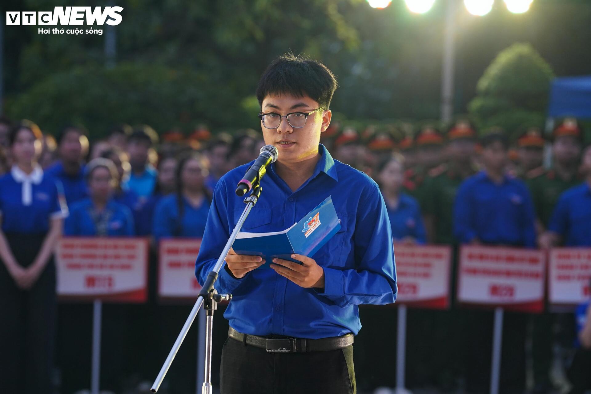 X&uacute;c động h&igrave;nh ảnh ngh&igrave;n người thắp nến tri &acirc;n c&aacute;c Anh h&ugrave;ng liệt sĩ tại TP.HCM- Ảnh 5.