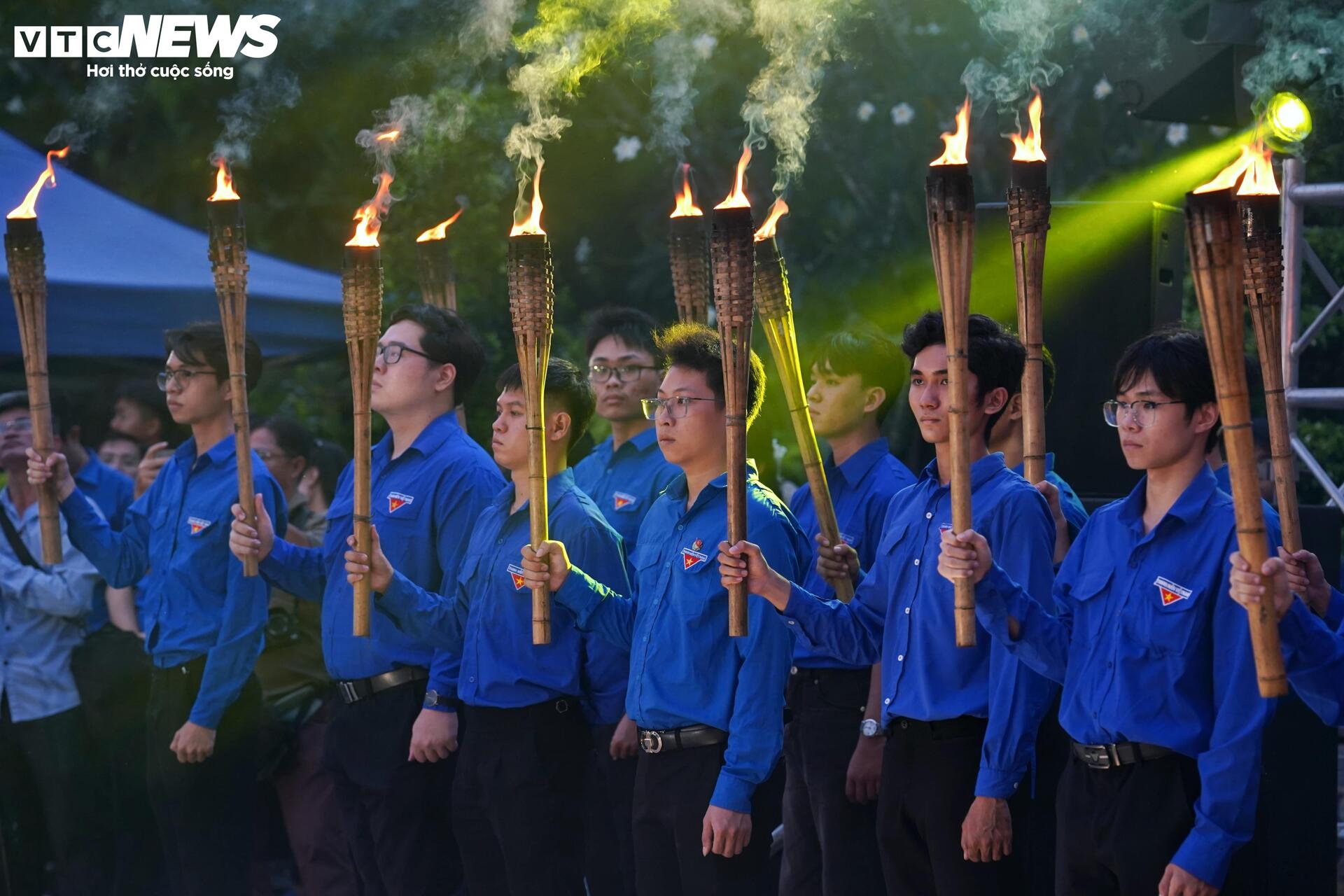 X&uacute;c động h&igrave;nh ảnh ngh&igrave;n người thắp nến tri &acirc;n c&aacute;c Anh h&ugrave;ng liệt sĩ tại TP.HCM- Ảnh 6.