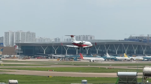 Tuần trước - 17/7, một m&aacute;y bay lạ xuất hiện tại s&acirc;n bay T&acirc;n Sơn Nhất- Ảnh 2.