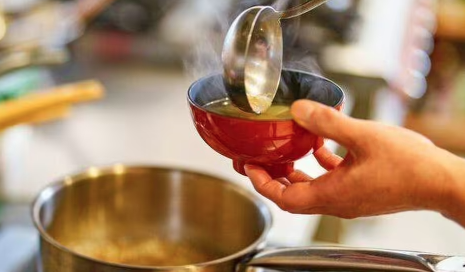 V&igrave; sao c&oacute; người nấu cơm bằng nước luộc g&agrave;? C&ocirc;ng dụng g&acirc;y bất ngờ- Ảnh 1.