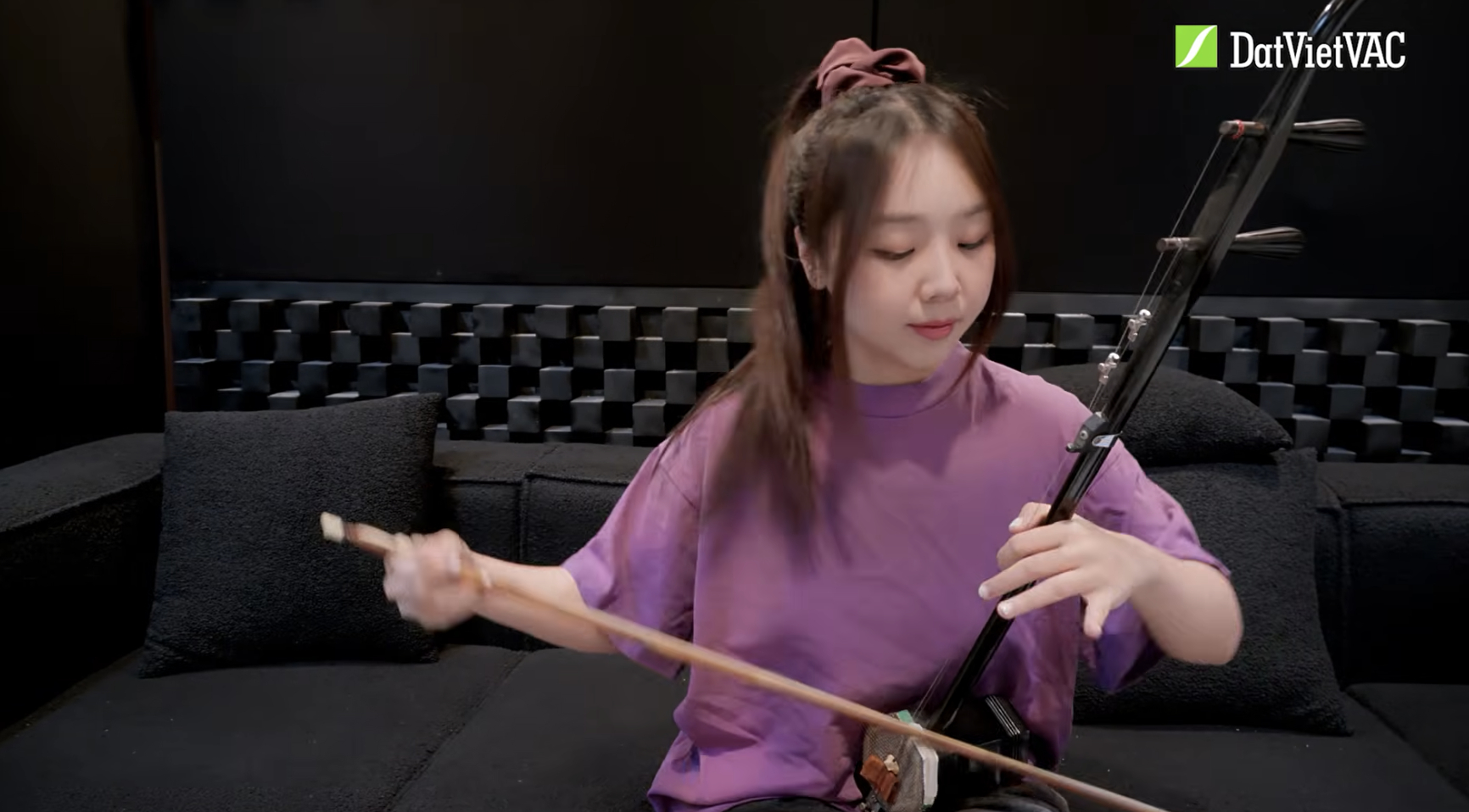 Con g&aacute;i nguy&ecirc;n Trưởng đo&agrave;n ca nhạc Nh&agrave; h&aacute;t B&ocirc;ng Sen g&acirc;y sốt sau cảnh k&eacute;o đ&agrave;n c&ograve; tr&ecirc;n s&oacute;ng Tinh H&agrave; Say Hi - Ảnh 2.