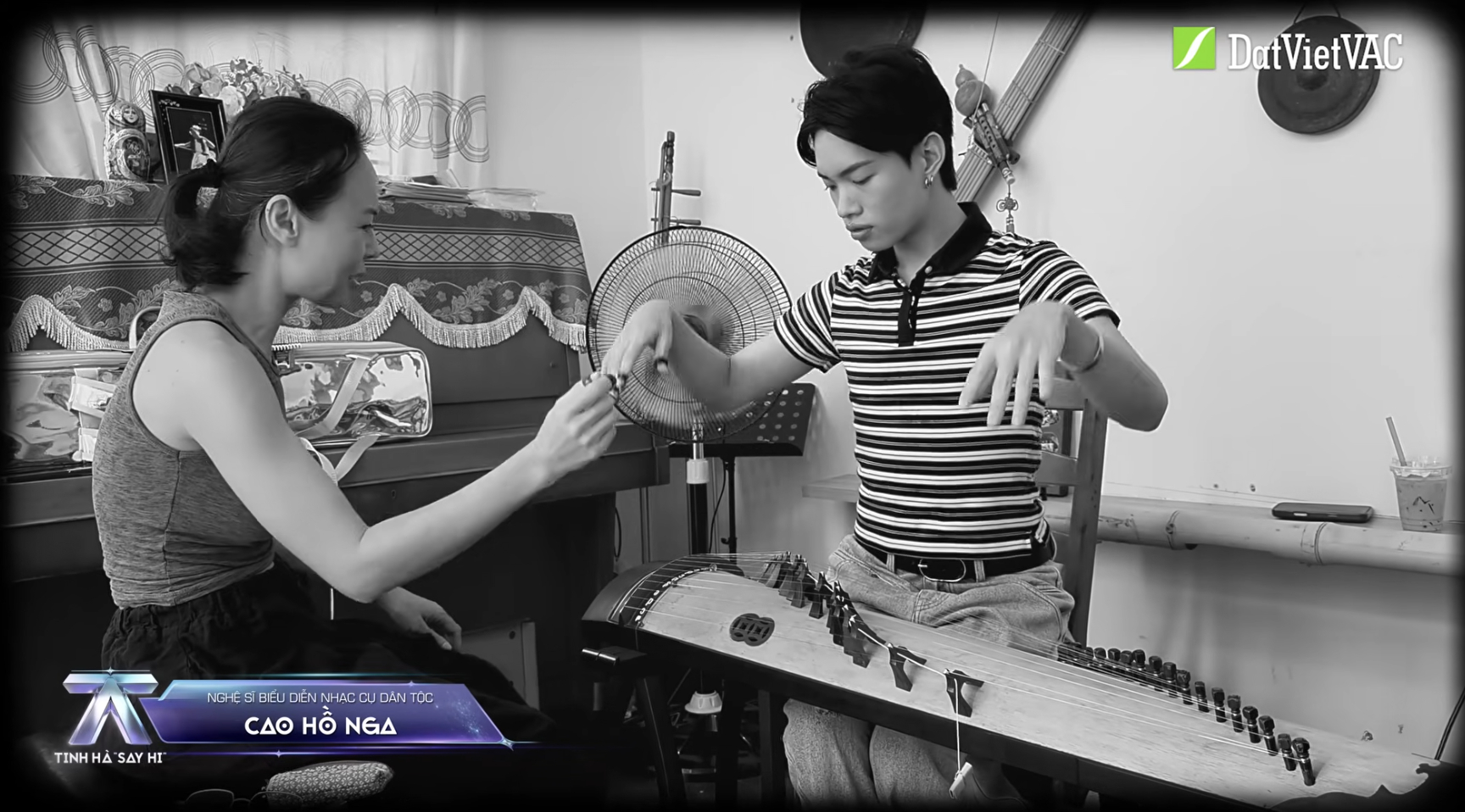 Con g&aacute;i nguy&ecirc;n Trưởng đo&agrave;n ca nhạc Nh&agrave; h&aacute;t B&ocirc;ng Sen g&acirc;y sốt sau cảnh k&eacute;o đ&agrave;n c&ograve; tr&ecirc;n s&oacute;ng Tinh H&agrave; Say Hi - Ảnh 6.