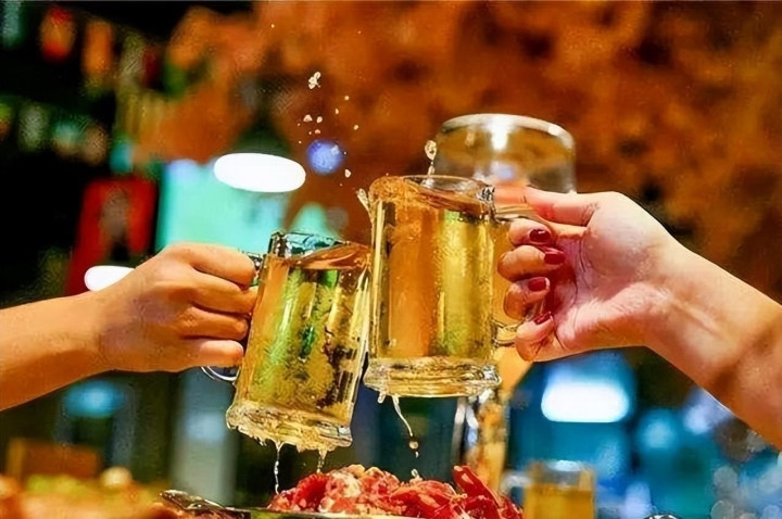 Thấy cảm gi&aacute;c lạ sau khi uống bia, người đ&agrave;n &ocirc;ng 62 tuổi ph&aacute;t hiện mắc ung thư m&aacute;u- Ảnh 1.