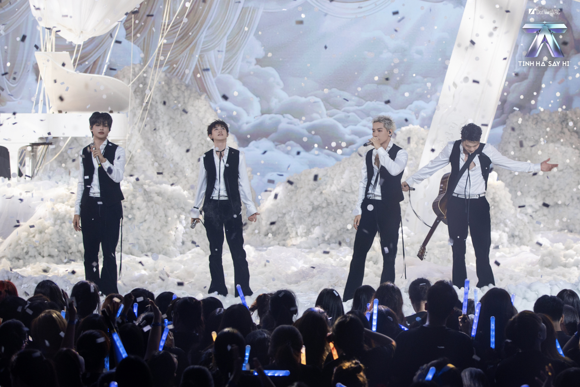 Tinh H&agrave; Say Hi vững phong độ, nhạc hay s&acirc;n khấu đẹp kh&aacute;c g&igrave; show h&agrave;ng tuần Kpop- Ảnh 5.