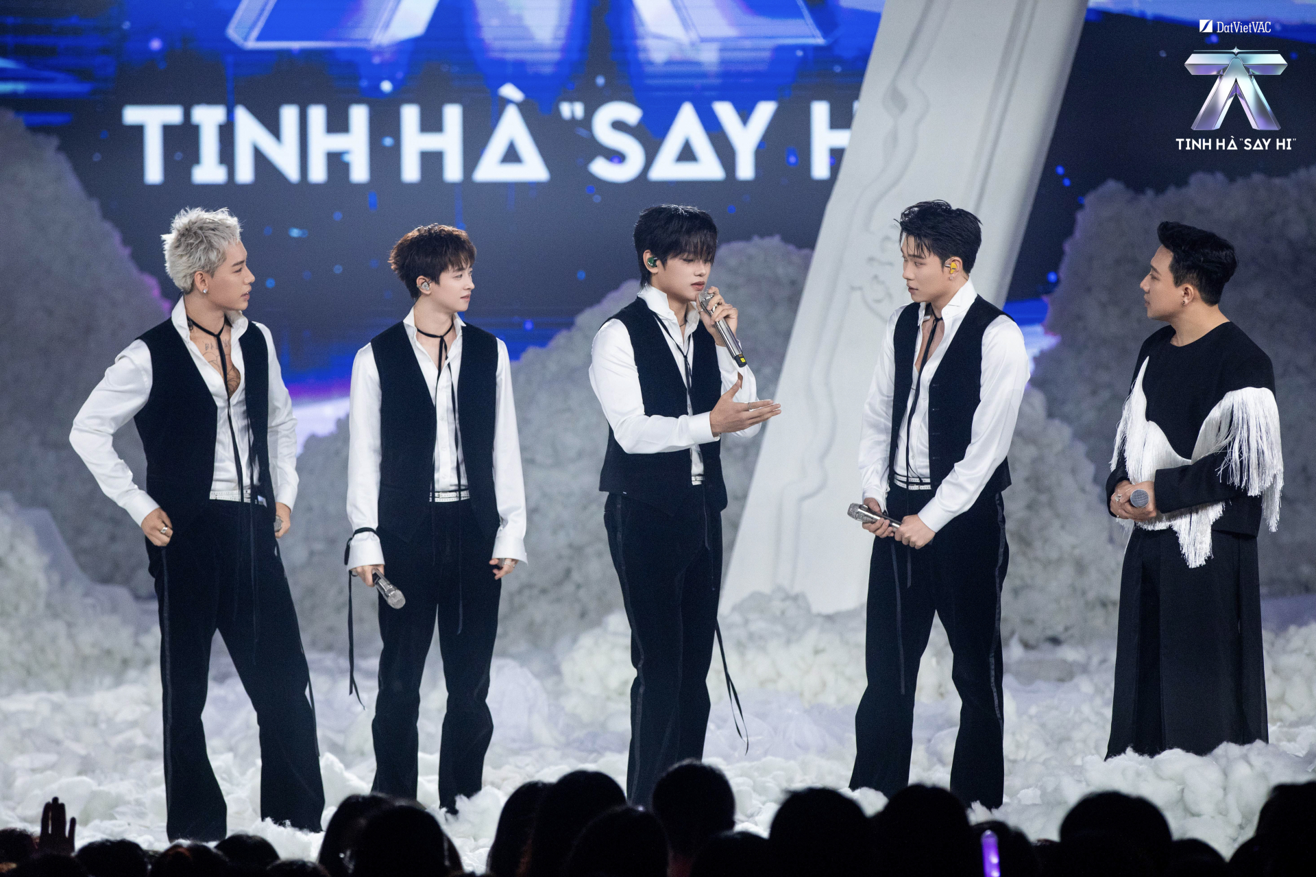 Tinh H&agrave; Say Hi vững phong độ, nhạc hay s&acirc;n khấu đẹp kh&aacute;c g&igrave; show h&agrave;ng tuần Kpop- Ảnh 6.