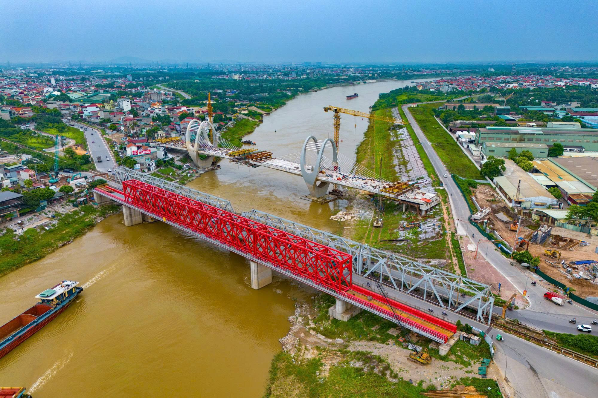 &Iacute;t ng&agrave;y nữa sẽ hợp long c&acirc;y cầu hơn 1.800 tỷ nối H&agrave; Nội với "thủ phủ c&ocirc;ng nghiệp" nước ta, thay thế c&acirc;y cầu hơn 120 năm tuổi- Ảnh 1.