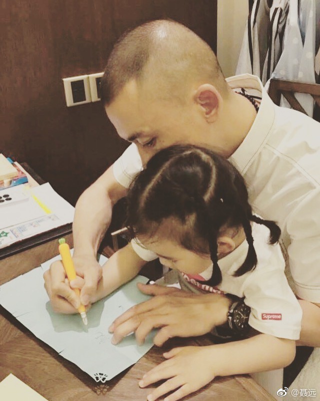 Nam diễn vi&ecirc;n gia trưởng nh&igrave; showbiz, độc lạ chẳng giống ai: Đưa vợ 10 tỷ mỗi th&aacute;ng, cả nh&agrave; vợ phải "nh&igrave;n sắc mặt" anh mỗi ng&agrave;y- Ảnh 4.