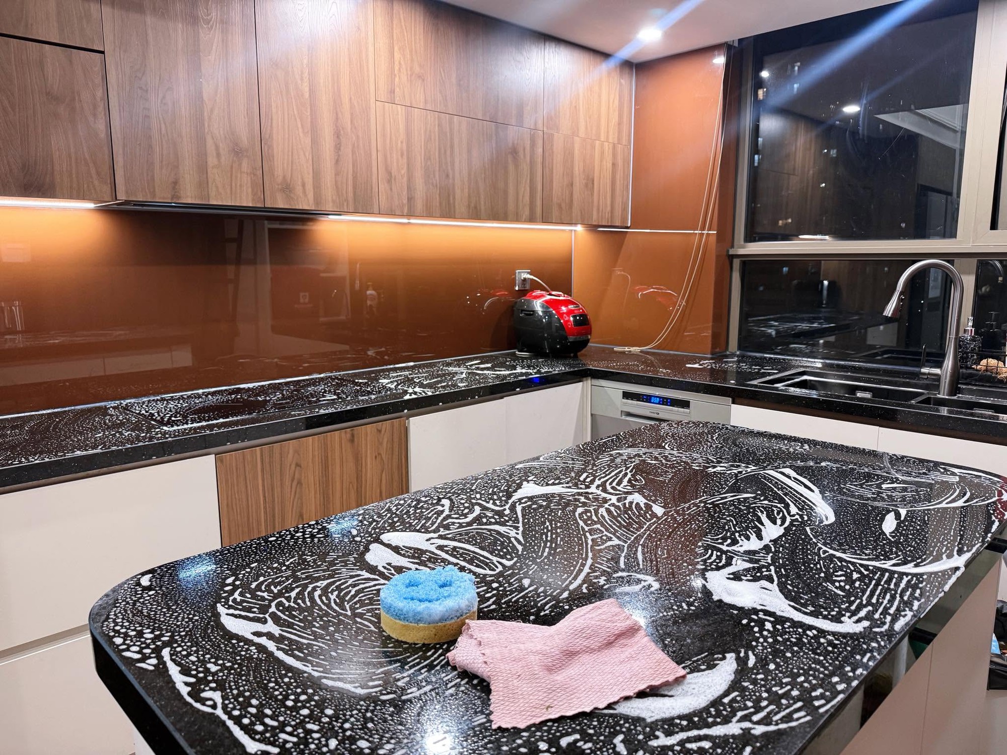 Mẹ ở H&agrave; Nội c&oacute; căn bếp l&uacute;c n&agrave;o cũng gọn như mới: Chỉ nhờ 3 nguy&ecirc;n tắc "giấu đồ", việc nấu nướng v&agrave; dọn dẹp nhẹ t&ecirc;nh- Ảnh 15.