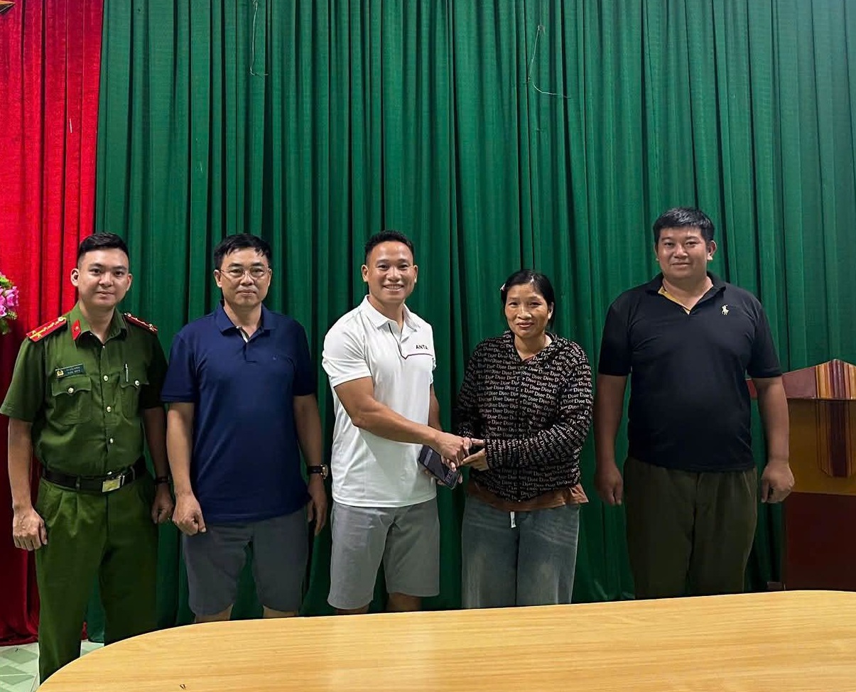 Chuyển khoản th&agrave;nh c&ocirc;ng 5 lần li&ecirc;n tiếp, giao dịch số tiền 2.060.000.000 đồng, Nguyễn Ngọc Anh lập tức li&ecirc;n hệ ng&acirc;n h&agrave;ng v&agrave; b&aacute;o c&ocirc;ng an- Ảnh 2.