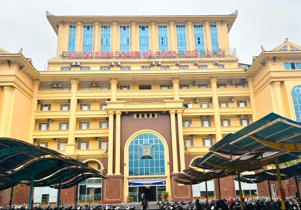 Trường Đại học "Kinh C&ocirc;ng" đ&igrave;nh chỉ học tập hai sinh vi&ecirc;n Y khoa livestream ở Bệnh viện Đức Giang dọa &ldquo;ti&ecirc;m thuốc độc&rdquo; người kh&aacute;c- Ảnh 1.