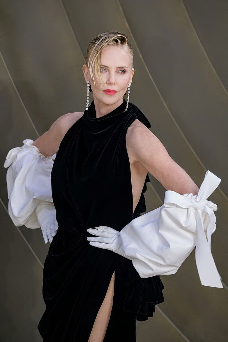 The Odyssey g&acirc;y sốt, c&ograve;n Charlize Theron g&acirc;y ấn tượng mạnh với v&oacute;c d&aacute;ng tuổi 50 nhờ 4 th&oacute;i quen đơn giản- Ảnh 6.