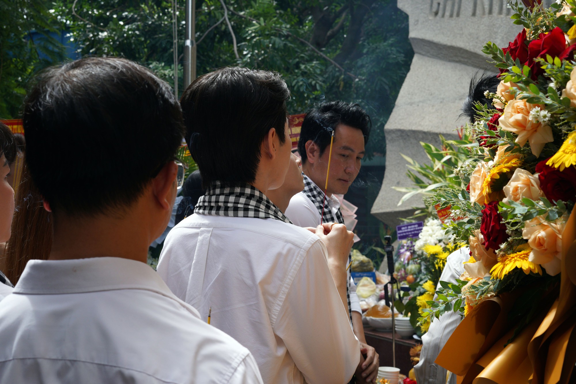 NSND Thanh Thuý, Đức Phúc và nghệ sĩ Việt xúc động tại lễ viếng liệt sĩ tại Công viên Lê Thị Riêng- Ảnh 7.