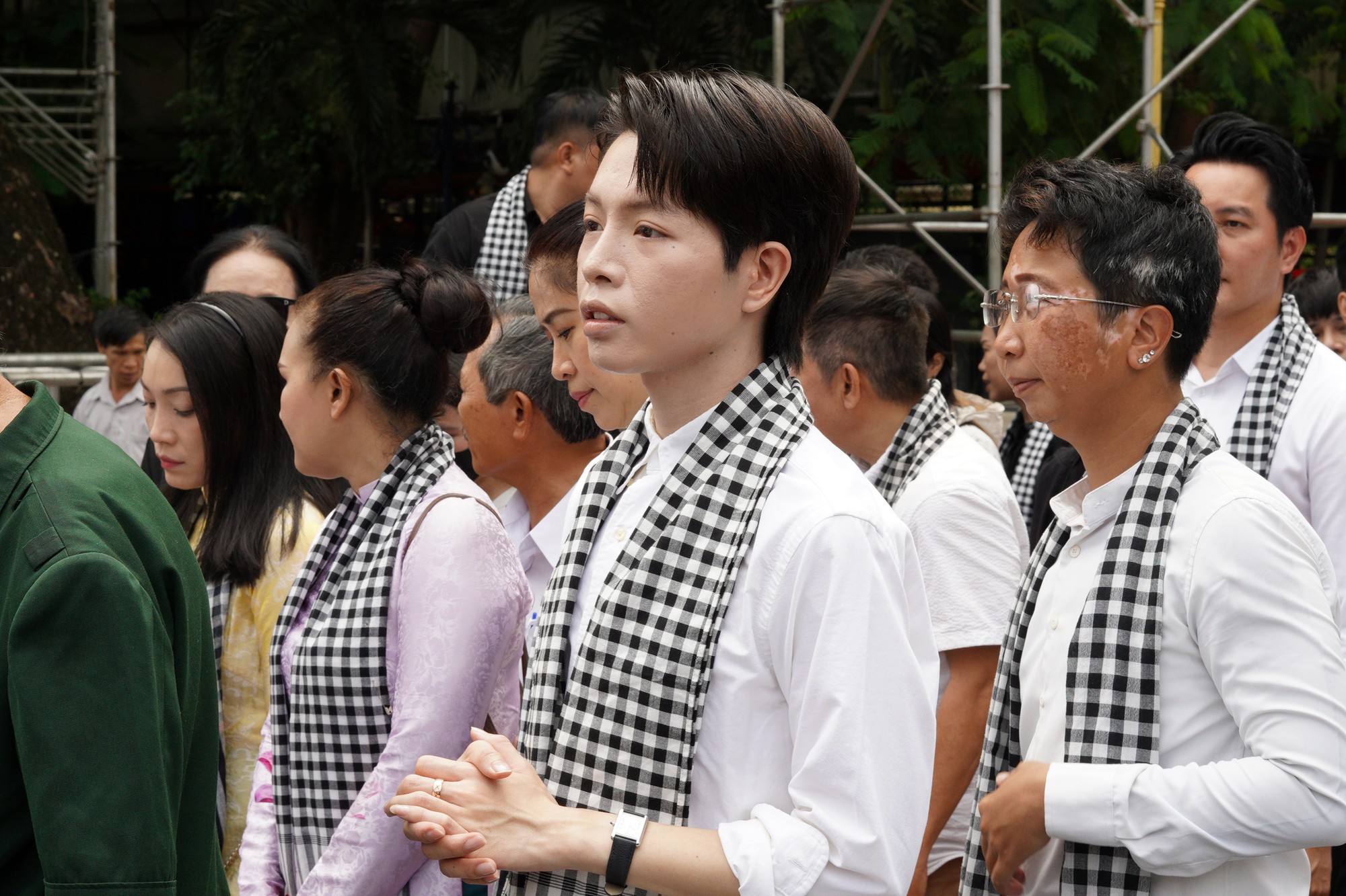 NSND Thanh Thuý, Đức Phúc và nghệ sĩ Việt xúc động tại lễ viếng liệt sĩ tại Công viên Lê Thị Riêng- Ảnh 6.