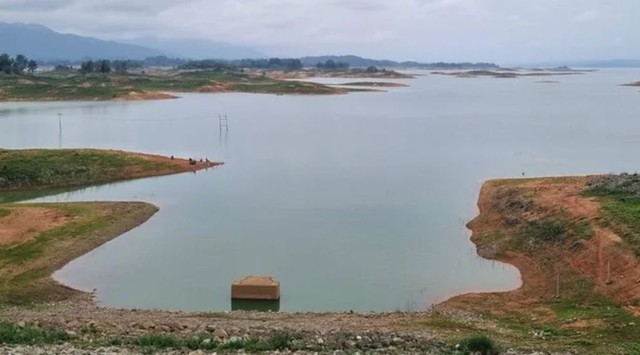 "Hiện tượng lạ" xuất hiện ở đập nước, người d&acirc;n &ugrave;n &ugrave;n k&eacute;o đến xem- Ảnh 1.
