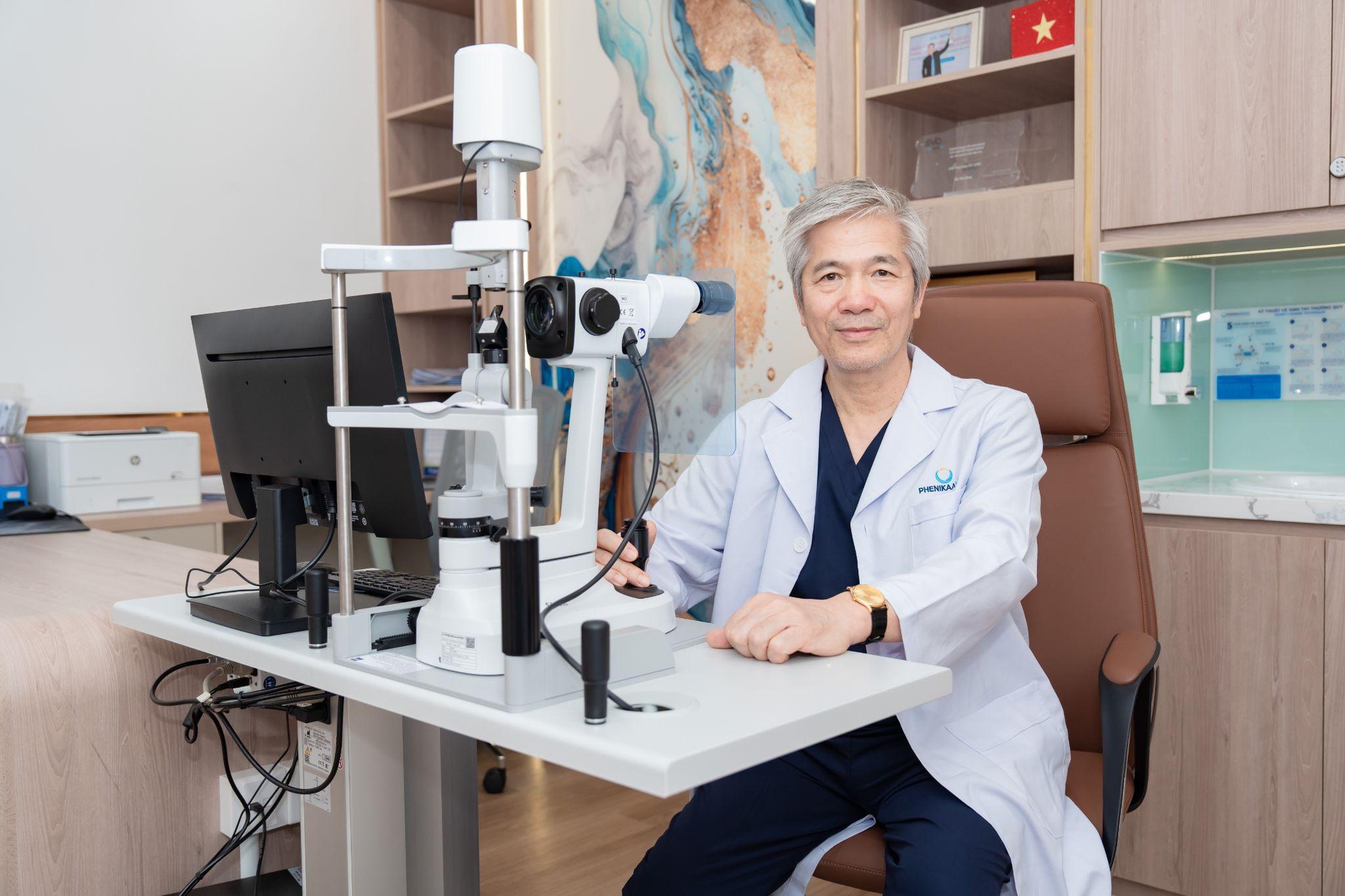 Cận nhẹ vẫn c&oacute; thể bị từ chối mổ laser: BS. B&ugrave;i Tiến H&ugrave;ng l&yacute; giải điều người trẻ cần biết - Ảnh 1.