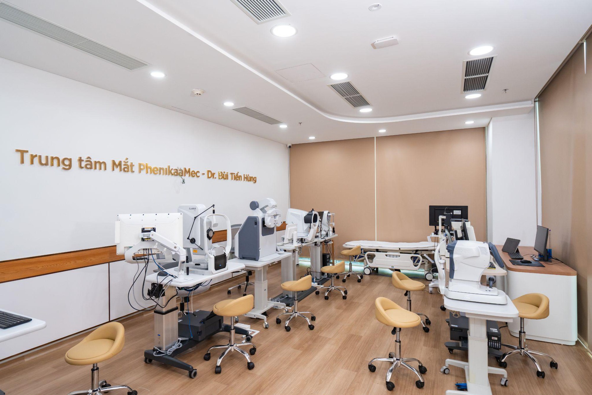 Cận nhẹ vẫn c&oacute; thể bị từ chối mổ laser: BS. B&ugrave;i Tiến H&ugrave;ng l&yacute; giải điều người trẻ cần biết - Ảnh 2.