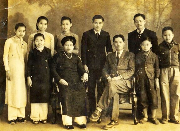 Một gia đ&igrave;nh tr&iacute; thức "Hổ phụ sinh hổ tử": Bố l&agrave; Gi&aacute;o sư huyền thoại, 8 người con đều cống hiến cho Tổ quốc - Ảnh 1.