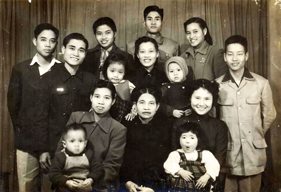 Một gia đ&igrave;nh tr&iacute; thức "Hổ phụ sinh hổ tử": Bố l&agrave; Gi&aacute;o sư huyền thoại, 8 người con đều cống hiến cho Tổ quốc - Ảnh 2.