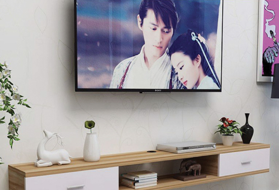 V&igrave; sao ng&agrave;y c&agrave;ng nhiều gia đ&igrave;nh kh&ocirc;ng c&ograve;n gắn TV l&ecirc;n tường ph&ograve;ng kh&aacute;ch? 2 c&aacute;ch bố tr&iacute; đang dần trở th&agrave;nh xu hướng mới- Ảnh 1.