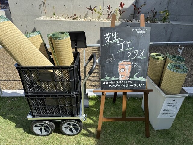 Starbucks ph&aacute;t chiếu cho kh&aacute;ch ngồi: Chi&ecirc;u giữ ch&acirc;n kh&aacute;ch hay để đỡ "tốn ghế"?- Ảnh 2.