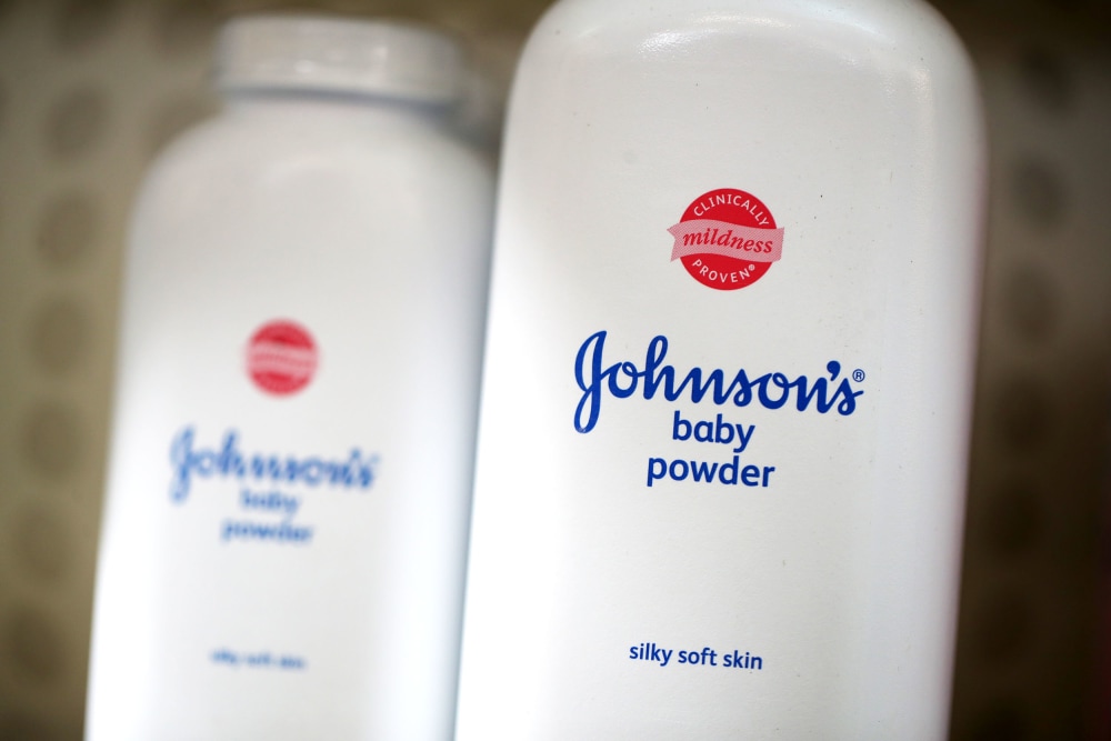 J&J chi khoản bồi thường kỷ lục d&agrave;n xếp hơn 76.000 vụ kiện phấn r&ocirc;m bị c&aacute;o buộc g&acirc;y ung thư, kh&eacute;p lại cuộc chiến ph&aacute;p l&yacute; 10 năm- Ảnh 1.